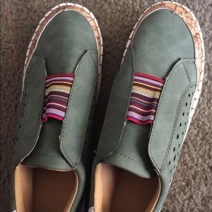 A brand new pair of shoes size 9 1/2